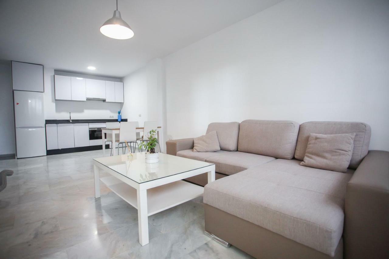 Apartamento En La Carihuela Con Piscina Y Parking, Al Lado De La Playa Apartment Torremolinos Exterior photo